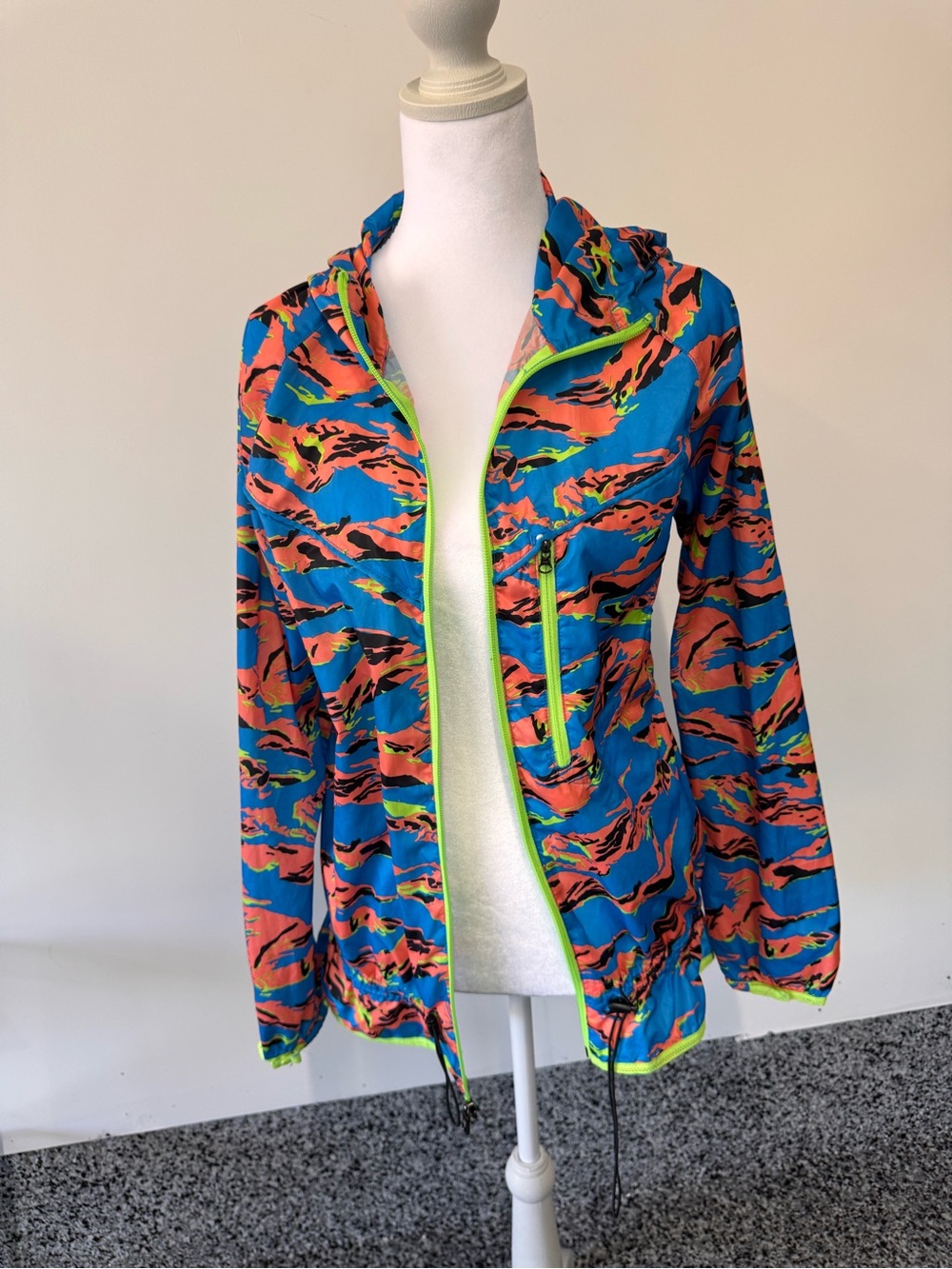 Nike Blue & Coral Camo Print Hooded windbreaker Jacket with Neon Trim